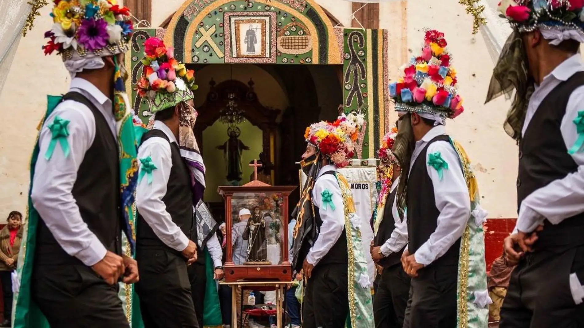 Hombres bailando danza de los moros